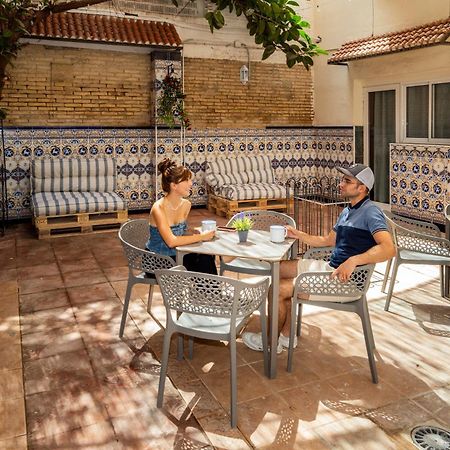 Som Hostel By The Venue Valencia Luaran gambar