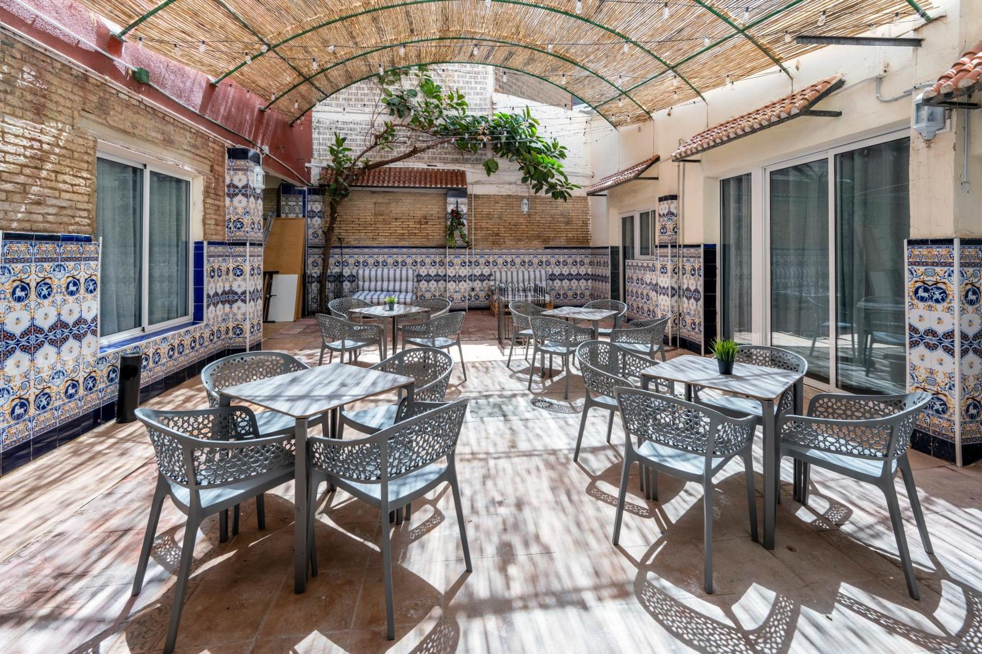Som Hostel By The Venue Valencia Luaran gambar