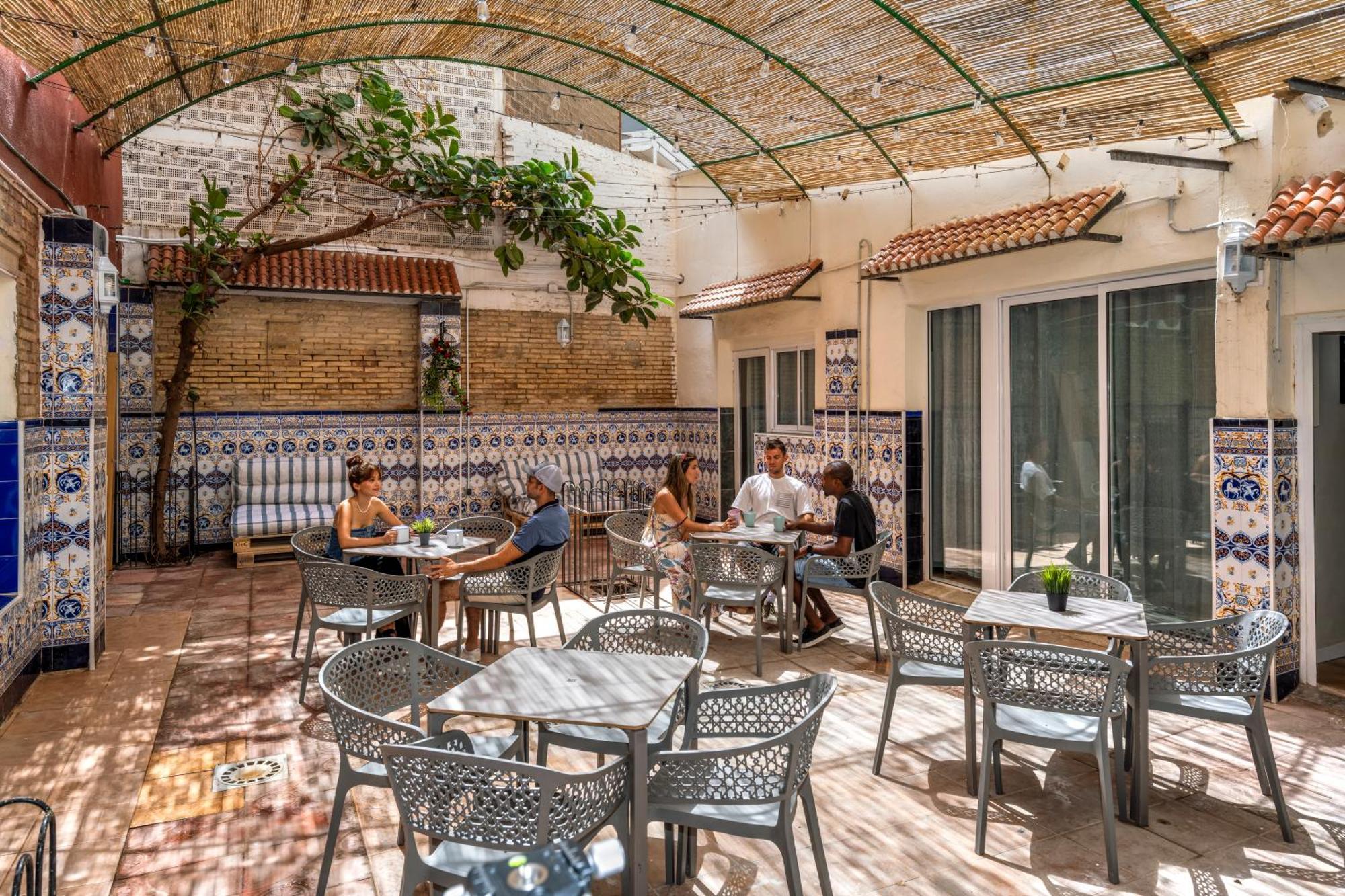Som Hostel By The Venue Valencia Luaran gambar