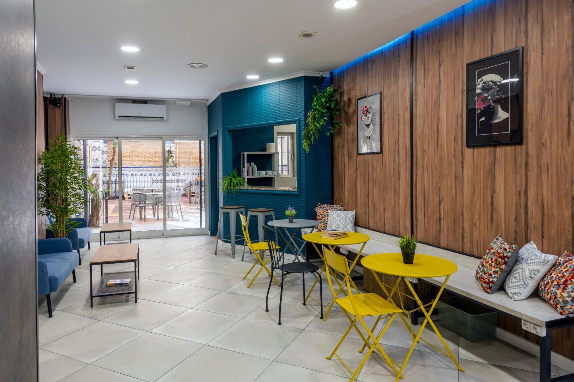 Som Hostel By The Venue Valencia Luaran gambar